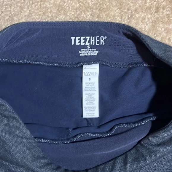 Adorable stretch denim skort with faux laces, size small, New without tags - Picture 3 of 7